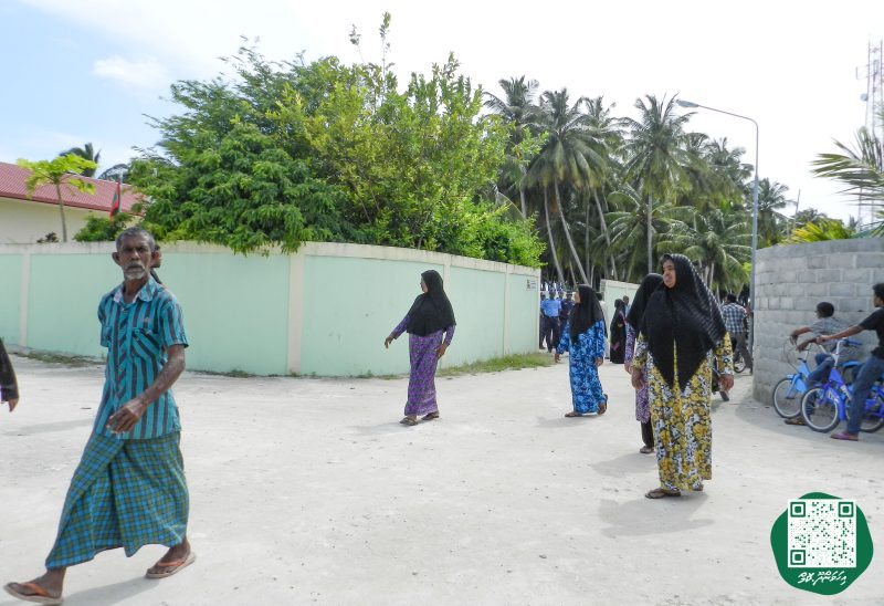 ފޮޓޯ: އިންޖީނުގޭ ވަޒީފާއިން ވަކިކުރި މުވައްޒަފުންނަށް، ޓްރައިބިއުނަލުން ވަޒީފާދޭން އެންގުމުން އެމީހުން އިންޖީނުގެއަށް ދިޔުން