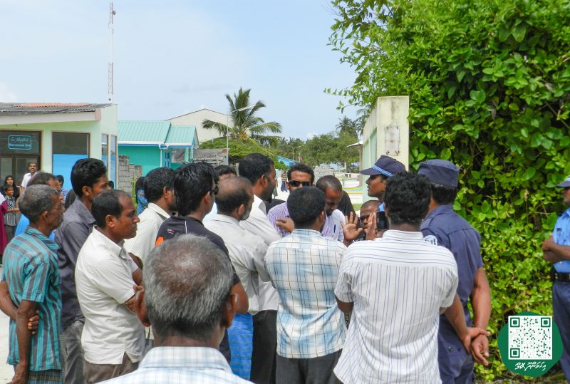 ފޮޓޯ: އިންޖީނުގޭ ވަޒީފާއިން ވަކިކުރި މުވައްޒަފުންނަށް، ޓްރައިބިއުނަލުން ވަޒީފާދޭން އެންގުމުން އެމީހުން އިންޖީނުގެއަށް ދިޔުން