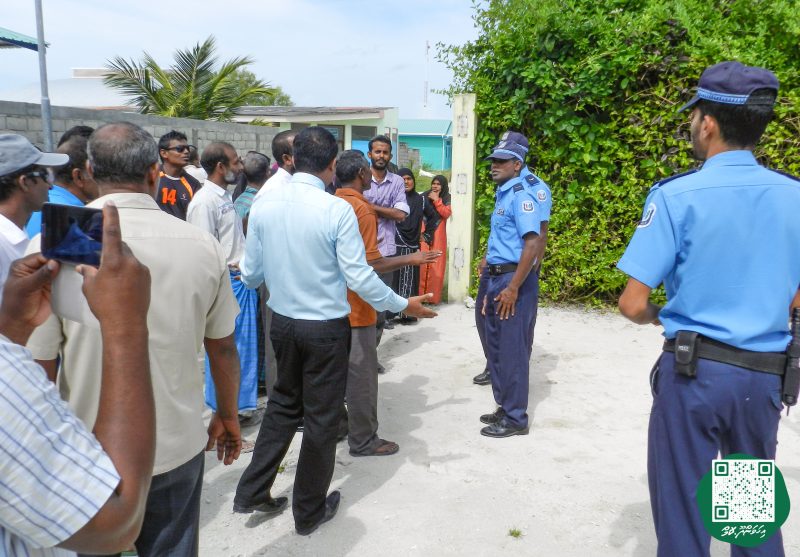 ފޮޓޯ: އިންޖީނުގޭ ވަޒީފާއިން ވަކިކުރި މުވައްޒަފުންނަށް، ޓްރައިބިއުނަލުން ވަޒީފާދޭން އެންގުމުން އެމީހުން އިންޖީނުގެއަށް ދިޔުން