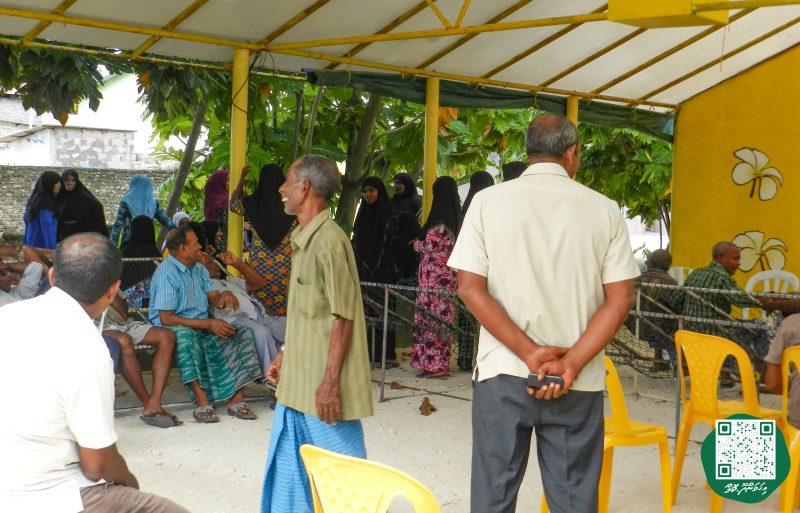 ފޮޓޯ: އިންޖީނުގޭ ވަޒީފާއިން ވަކިކުރި މުވައްޒަފުންނަށް، ޓްރައިބިއުނަލުން ވަޒީފާދޭން އެންގުމުން އެމީހުން އިންޖީނުގެއަށް ދިޔުން