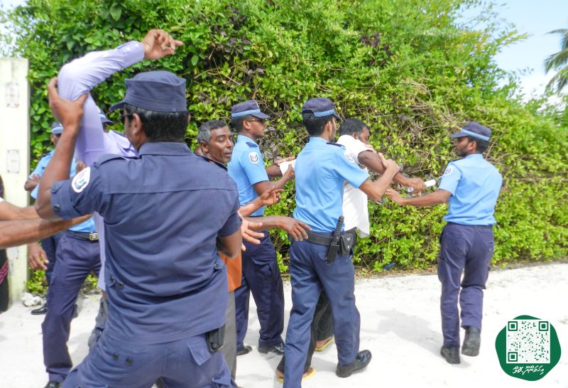 ފޮޓޯ: އިންޖީނުގޭ ވަޒީފާއިން ވަކިކުރި މުވައްޒަފުންނަށް، ޓްރައިބިއުނަލުން ވަޒީފާދޭން އެންގުމުން އެމީހުން އިންޖީނުގެއަށް ދިޔުން