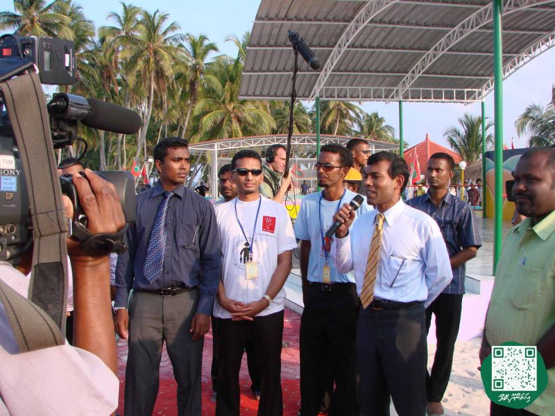 ފޮޓޯ: މަސްވެރިންގެ ދުވަހުގެ ހަރަކާތްތަކަށް ރައީސް ނަޝީދު އިހަވަންދޫއަށް ވަޑައިގަތުން